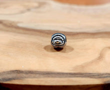Laden Sie das Bild in den Galerie-Viewer, BABY DARUMA - Charm Special Edition