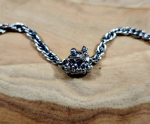 Laden Sie das Bild in den Galerie-Viewer, FROG WITH BABY SNAIL - Charm